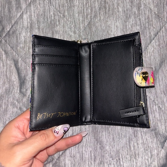 Betsy Johnson Grey Floral wallet - Picture 4 of 5